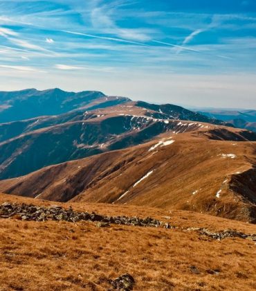 Trasee montane în munții Iezer-Păpușa